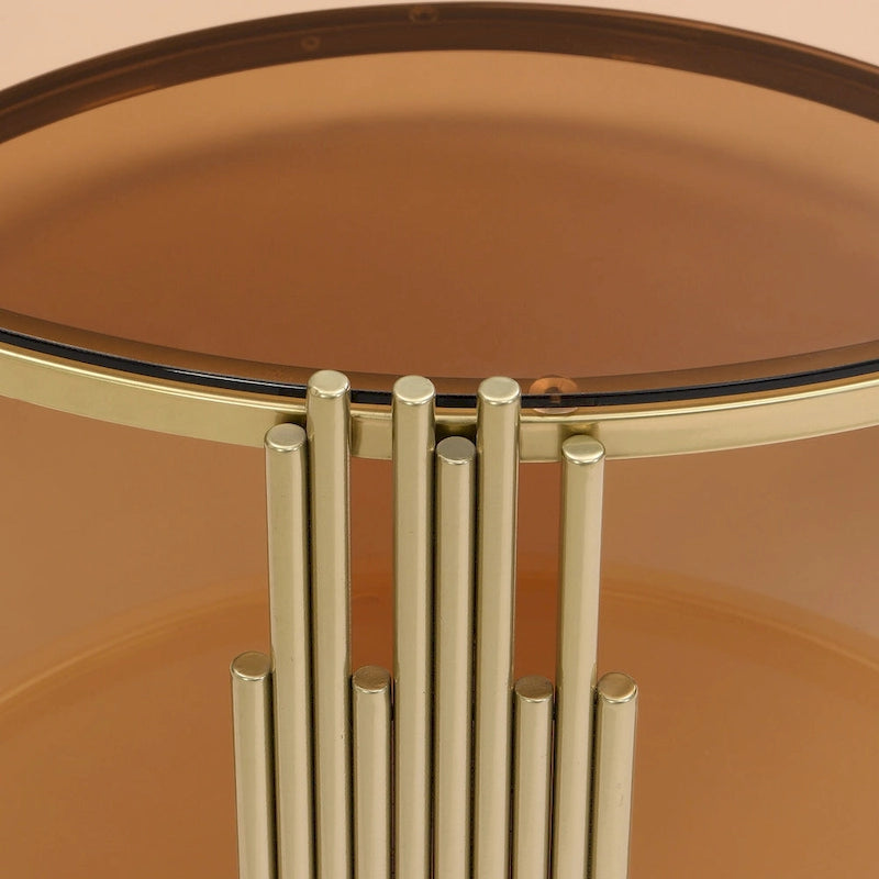 Table basse en verre trempé marron/transparent/noir avec piètement métallique asymétrique, base tambour dorée et étagère inférieure – Unité unique