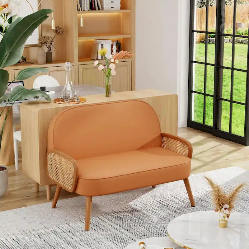 Causeuse en similicuir beige/vert/orange avec accoudoirs en rotin naturel et pieds en bois massif – 2 places