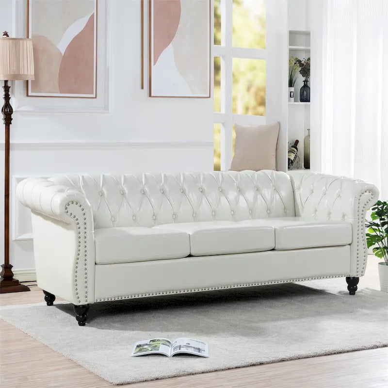 Canapé 3 places Chesterfield en similicuir blanc avec accoudoirs roulés, clous décoratifs argentés et pieds en bois