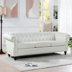 Canapé 3 places Chesterfield en similicuir blanc avec accoudoirs roulés, clous décoratifs argentés et pieds en bois