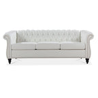 Canapé 3 places Chesterfield en similicuir blanc avec accoudoirs roulés, clous décoratifs argentés et pieds en bois