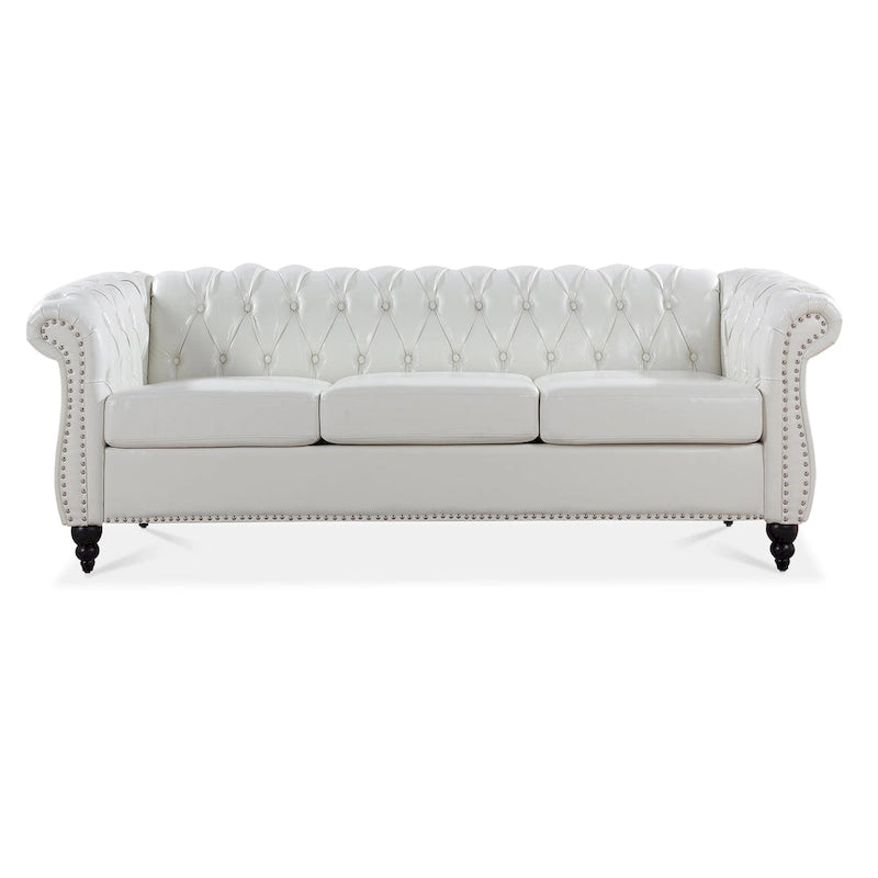 Canapé 3 places Chesterfield en similicuir blanc avec accoudoirs roulés, clous décoratifs argentés et pieds en bois