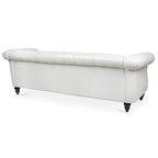 Canapé 3 places Chesterfield en similicuir blanc avec accoudoirs roulés, clous décoratifs argentés et pieds en bois
