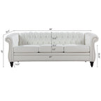 Canapé 3 places Chesterfield en similicuir blanc avec accoudoirs roulés, clous décoratifs argentés et pieds en bois