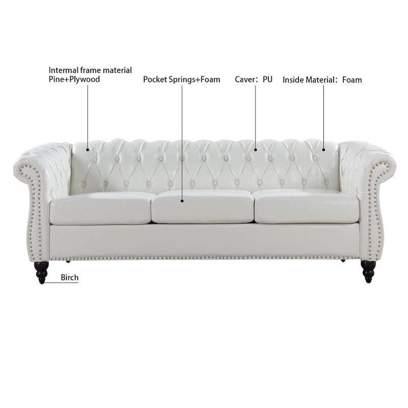Canapé 3 places Chesterfield en similicuir blanc avec accoudoirs roulés, clous décoratifs argentés et pieds en bois