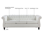 Canapé 3 places Chesterfield en similicuir blanc avec accoudoirs roulés, clous décoratifs argentés et pieds en bois