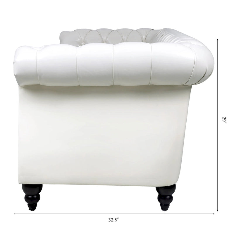 Canapé 3 places Chesterfield en similicuir blanc avec accoudoirs roulés, clous décoratifs argentés et pieds en bois
