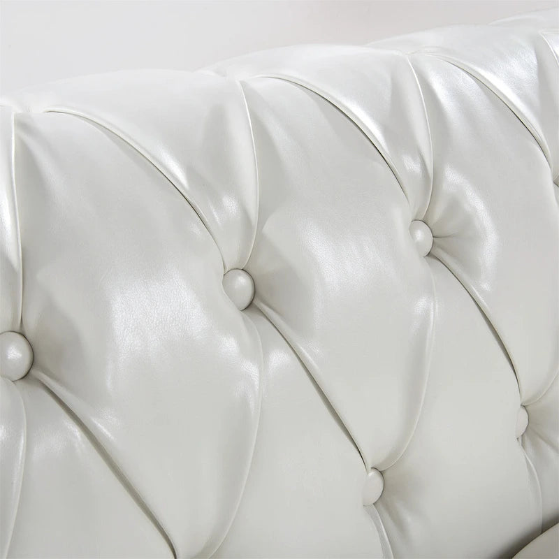 Canapé 3 places Chesterfield en similicuir blanc avec accoudoirs roulés, clous décoratifs argentés et pieds en bois