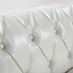 Canapé 3 places Chesterfield en similicuir blanc avec accoudoirs roulés, clous décoratifs argentés et pieds en bois