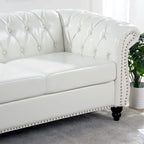 Canapé 3 places Chesterfield en similicuir blanc avec accoudoirs roulés, clous décoratifs argentés et pieds en bois