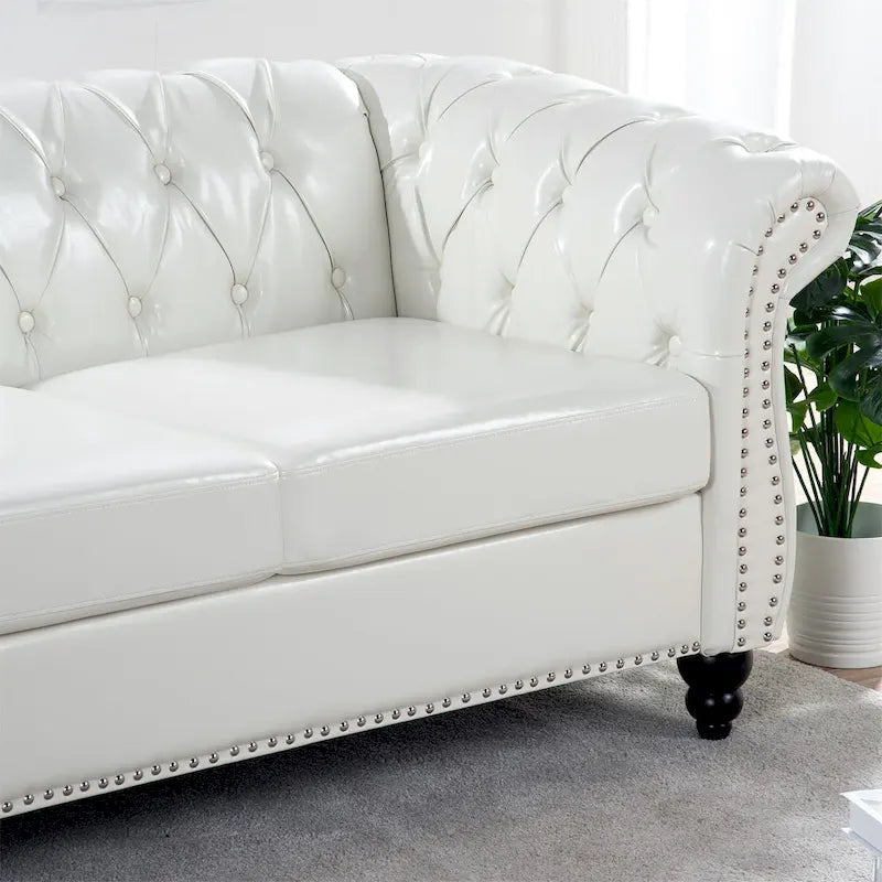 Canapé 3 places Chesterfield en similicuir blanc avec accoudoirs roulés, clous décoratifs argentés et pieds en bois