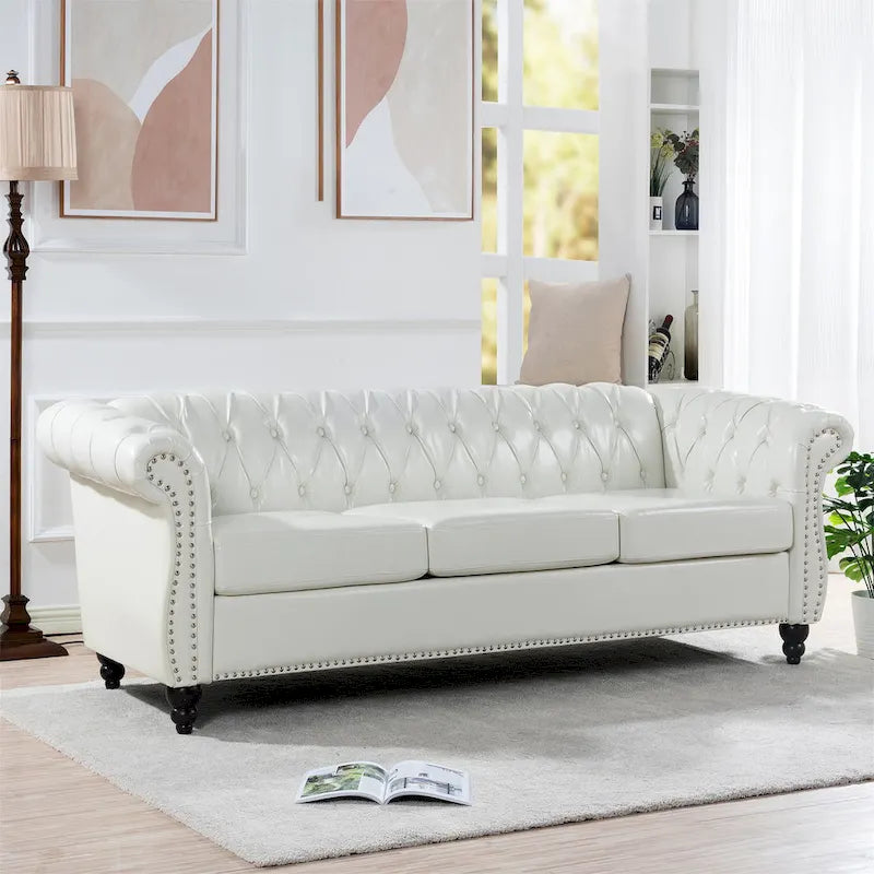 Canapé 3 places Chesterfield en similicuir blanc avec accoudoirs roulés, clous décoratifs argentés et pieds en bois