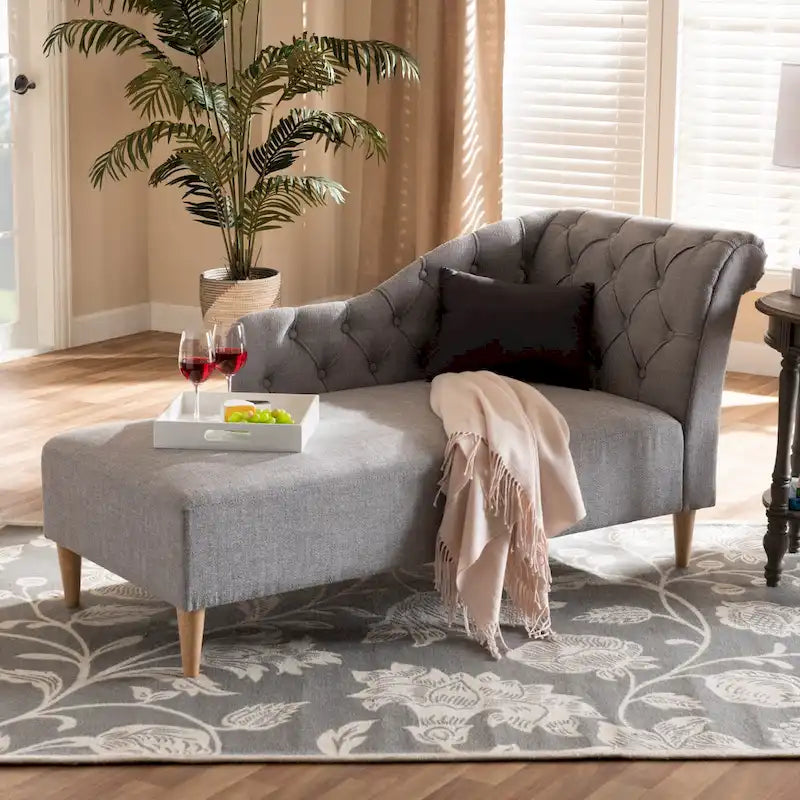 Chaise longue à dossier volute capitonné en tissu de polyester beige/gris, avec cadre en bois finition chêne – Une place