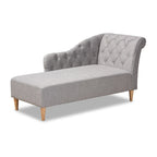 Chaise longue à dossier volute capitonné en tissu de polyester beige/gris, avec cadre en bois finition chêne – Une place