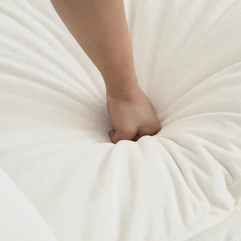 Fauteuil d'appoint profond en chenille blanche avec structure en bois massif et coussin décoratif – Une place