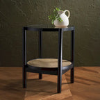 Table d'appoint à deux niveaux noire et naturelle avec plateau en verre trempé, base en rotin tressé et pieds en bois d'orme – Unité simple