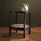 Table d'appoint à deux niveaux noire et naturelle avec plateau en verre trempé, base en rotin tressé et pieds en bois d'orme – Unité simple