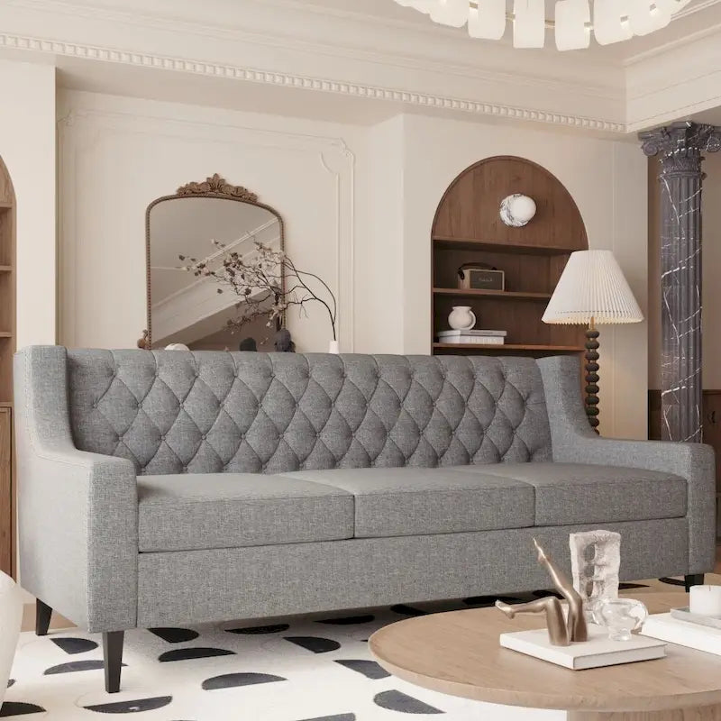 Canapé moderne du milieu du siècle en tissu beige/gris avec dossier capitonné et coussins en mousse haute densité – 3 places