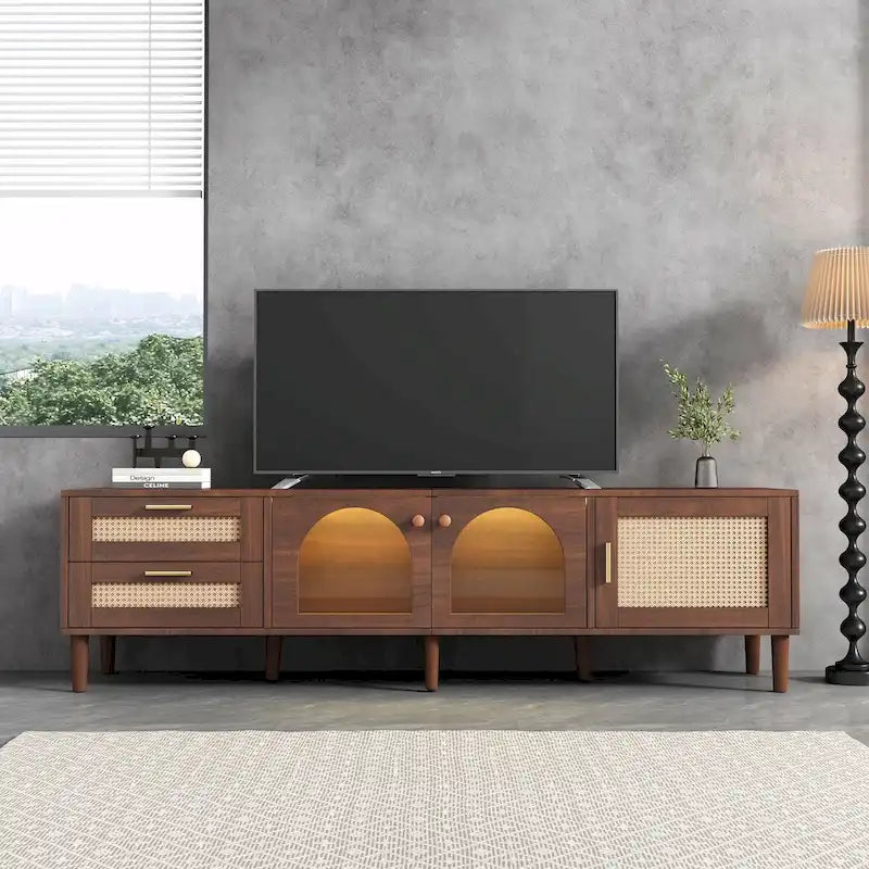 Meuble TV en MDF marron foncé avec tiroirs en rotin PE, 4 portes en verre trempé et pieds en bois massif – Unité simple