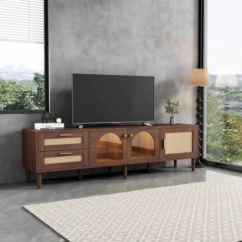Meuble TV en MDF marron foncé avec tiroirs en rotin PE, 4 portes en verre trempé et pieds en bois massif – Unité simple