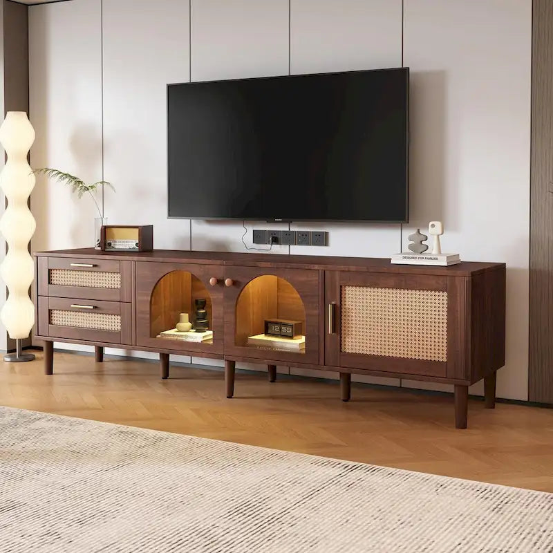 Meuble TV en MDF marron foncé avec tiroirs en rotin PE, 4 portes en verre trempé et pieds en bois massif – Unité simple