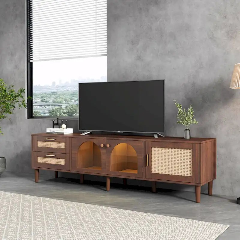 Meuble TV en MDF marron foncé avec tiroirs en rotin PE, 4 portes en verre trempé et pieds en bois massif – Unité simple