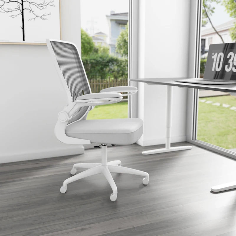 Fauteuil de travail à dossier en maille grise avec accoudoirs relevables et réglage pneumatique de la hauteur – Unité