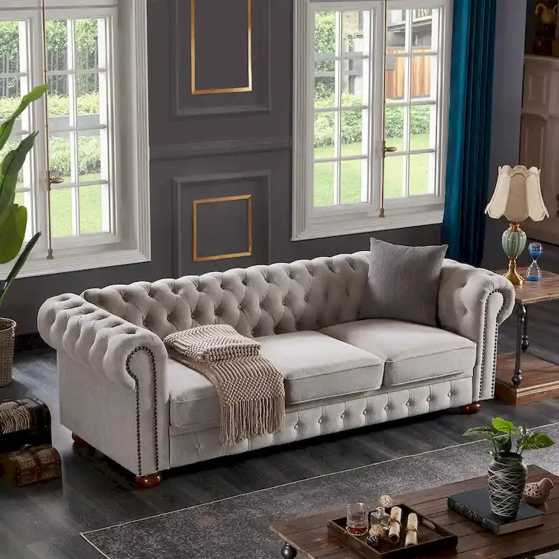 Canapé Chesterfield en lin gris clair avec accoudoirs arrondis, coussins d'assise en mousse et pieds en bois massif – 3 places