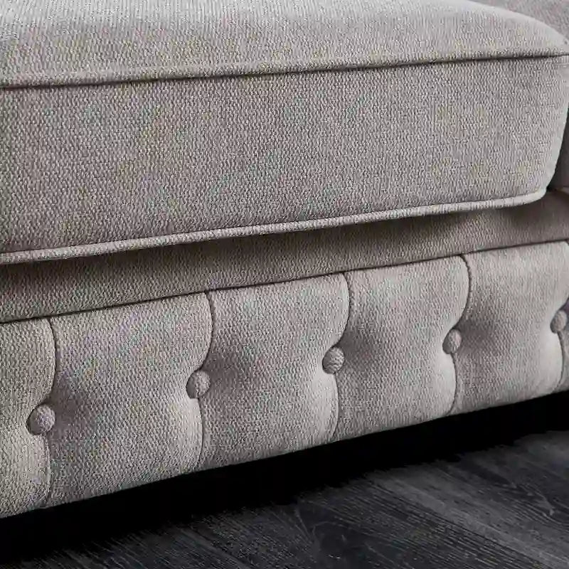 Canapé Chesterfield en lin gris clair avec accoudoirs arrondis, coussins d'assise en mousse et pieds en bois massif – 3 places
