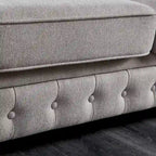 Canapé Chesterfield en lin gris clair avec accoudoirs arrondis, coussins d'assise en mousse et pieds en bois massif – 3 places