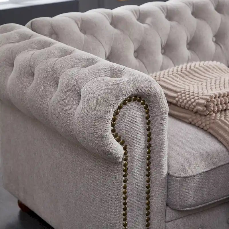 Canapé Chesterfield en lin gris clair avec accoudoirs arrondis, coussins d'assise en mousse et pieds en bois massif – 3 places