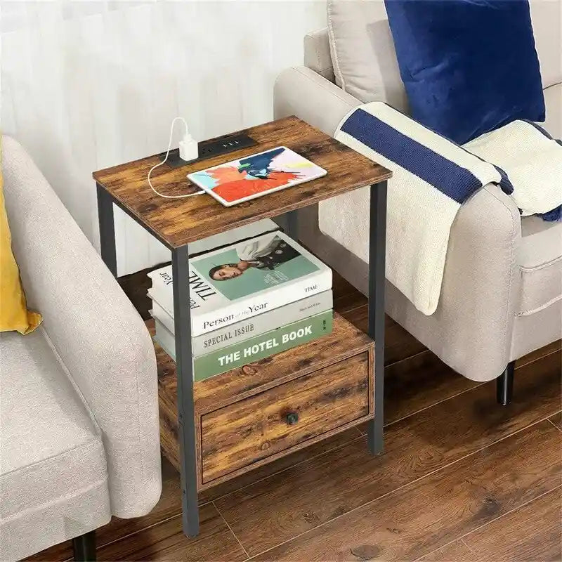 Table d'appoint en panneaux de particules chêne clair/noir/brun rustique avec 1 tiroir, étagère ouverte et station de recharge intégrée – Unité simple