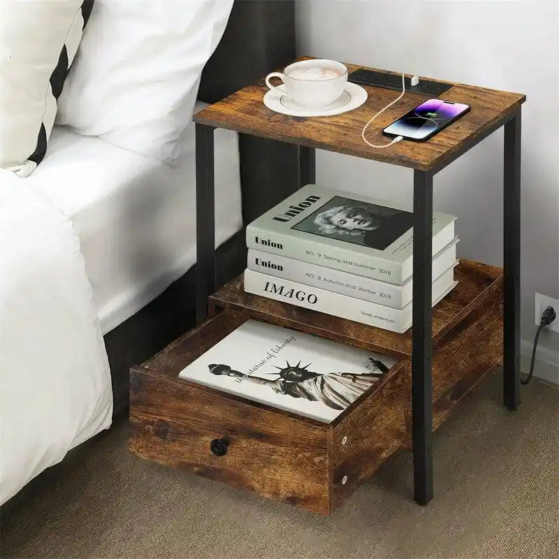 Table d'appoint en panneaux de particules chêne clair/noir/brun rustique avec 1 tiroir, étagère ouverte et station de recharge intégrée – Unité simple