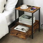 Table d'appoint en panneaux de particules chêne clair/noir/brun rustique avec 1 tiroir, étagère ouverte et station de recharge intégrée – Unité simple