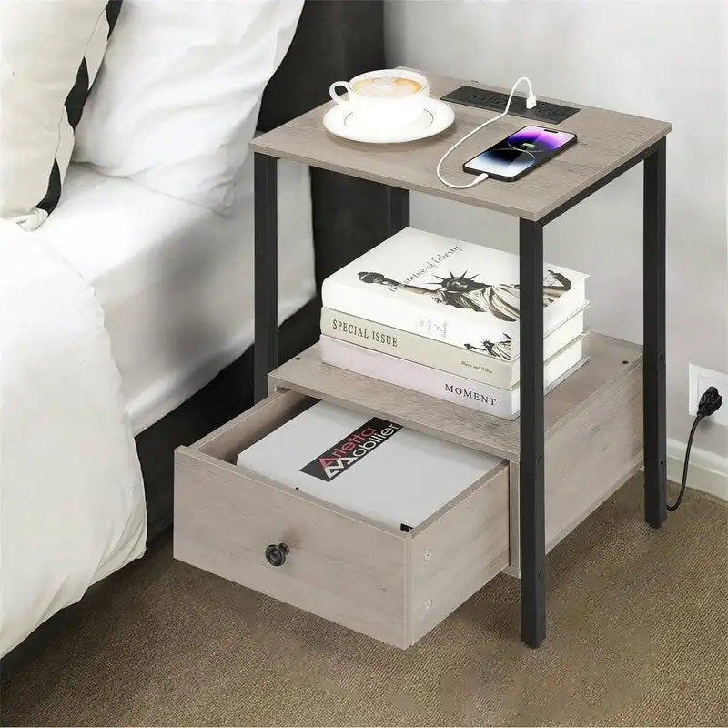 Table d'appoint en panneaux de particules chêne clair/noir/brun rustique avec 1 tiroir, étagère ouverte et station de recharge intégrée – Unité simple