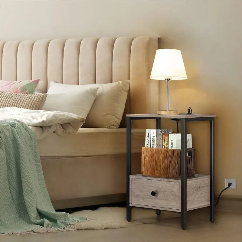 Table d'appoint en panneaux de particules chêne clair/noir/brun rustique avec 1 tiroir, étagère ouverte et station de recharge intégrée – Unité simple