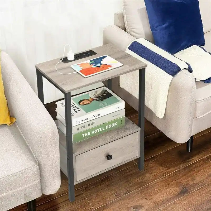 Table d'appoint en panneaux de particules chêne clair/noir/brun rustique avec 1 tiroir, étagère ouverte et station de recharge intégrée – Unité simple