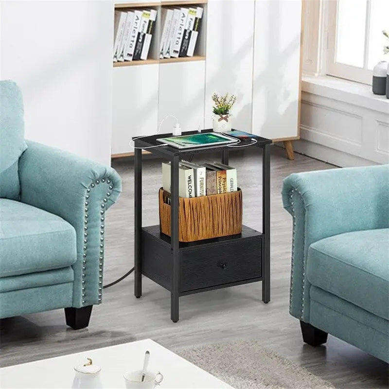 Table d'appoint en panneaux de particules chêne clair/noir/brun rustique avec 1 tiroir, étagère ouverte et station de recharge intégrée – Unité simple