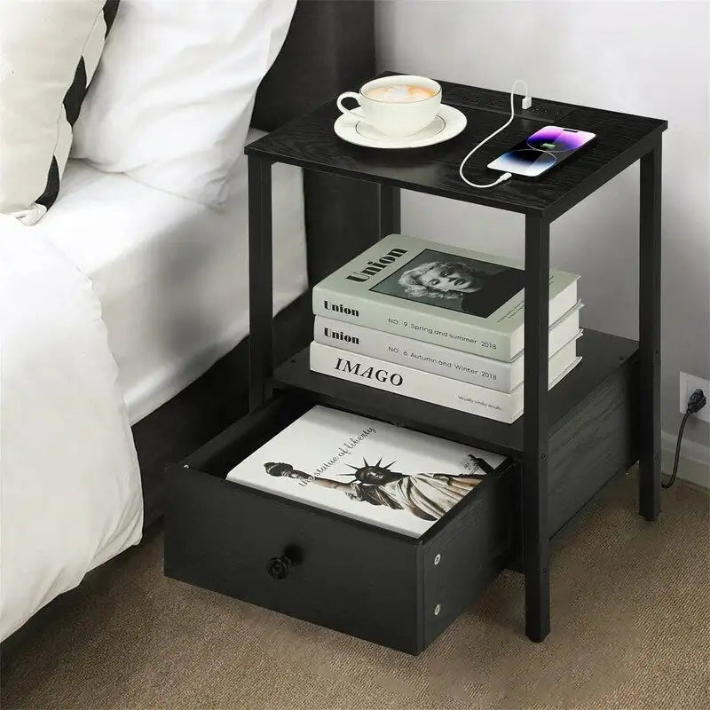 Table d'appoint en panneaux de particules chêne clair/noir/brun rustique avec 1 tiroir, étagère ouverte et station de recharge intégrée – Unité simple