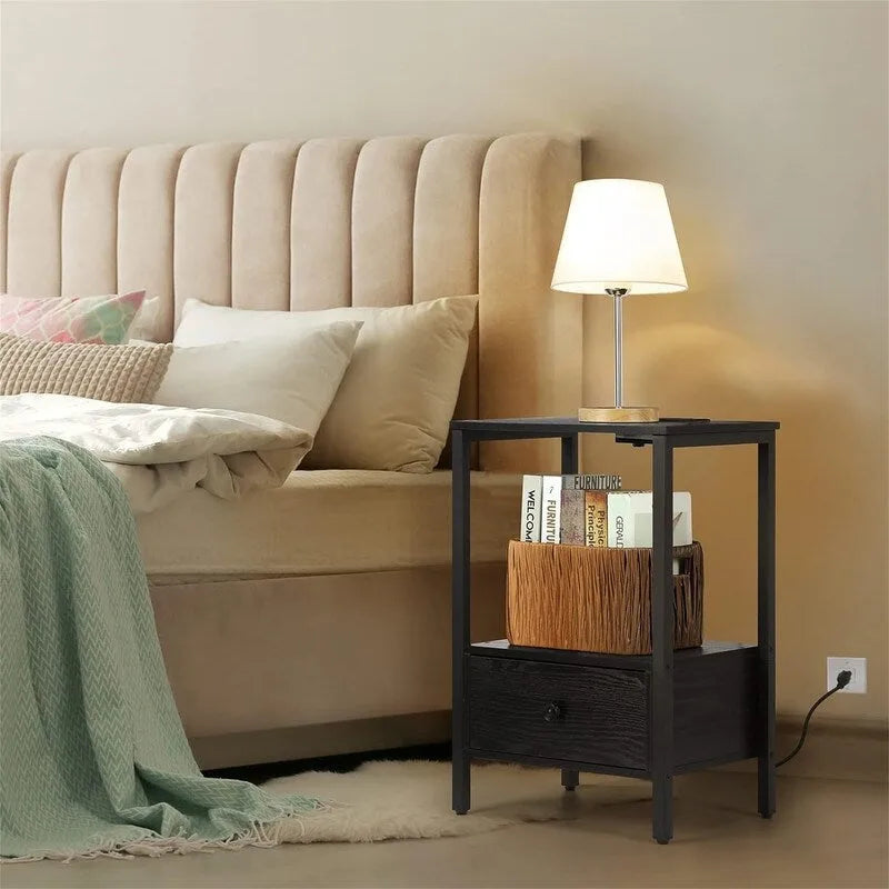 Table d'appoint en panneaux de particules chêne clair/noir/brun rustique avec 1 tiroir, étagère ouverte et station de recharge intégrée – Unité simple