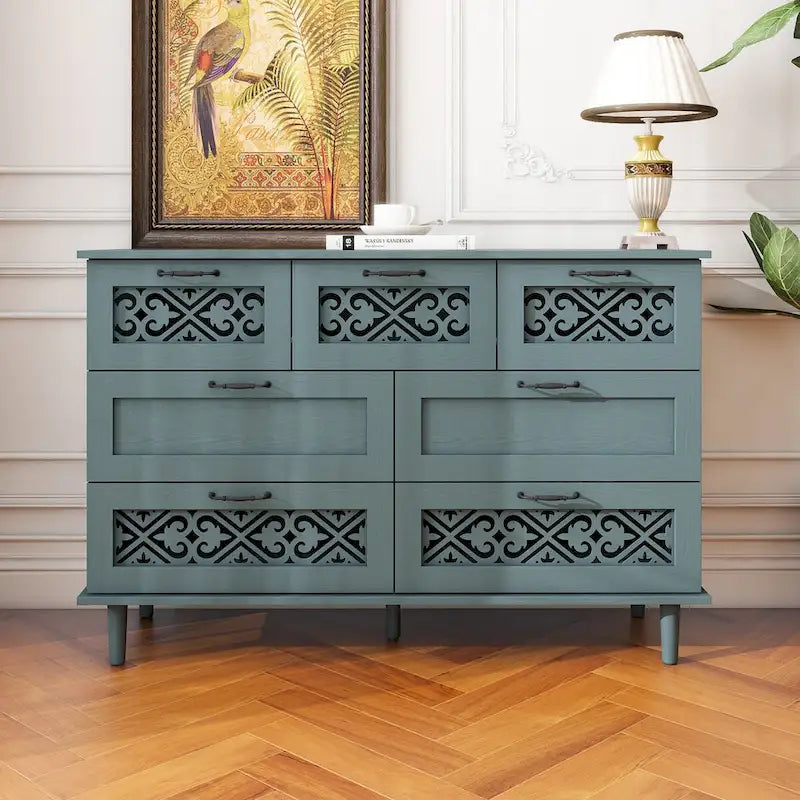 Armoire à 7 tiroirs vert foncé / bleu avec façades à panneaux sculptés, poignées en métal noir et pieds en bois massif – Unité simple