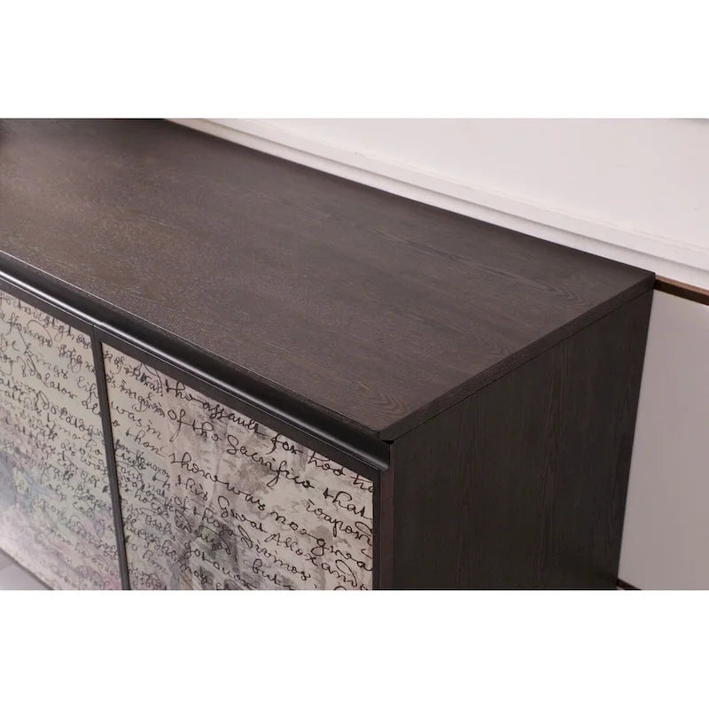 Buffet Bohème Moderne en Placage Frêne Fumé et Laiton avec 3 Portes Découpées, 2 Tiroirs à Fermeture Amortie et Pieds Coniques – Unité Simple